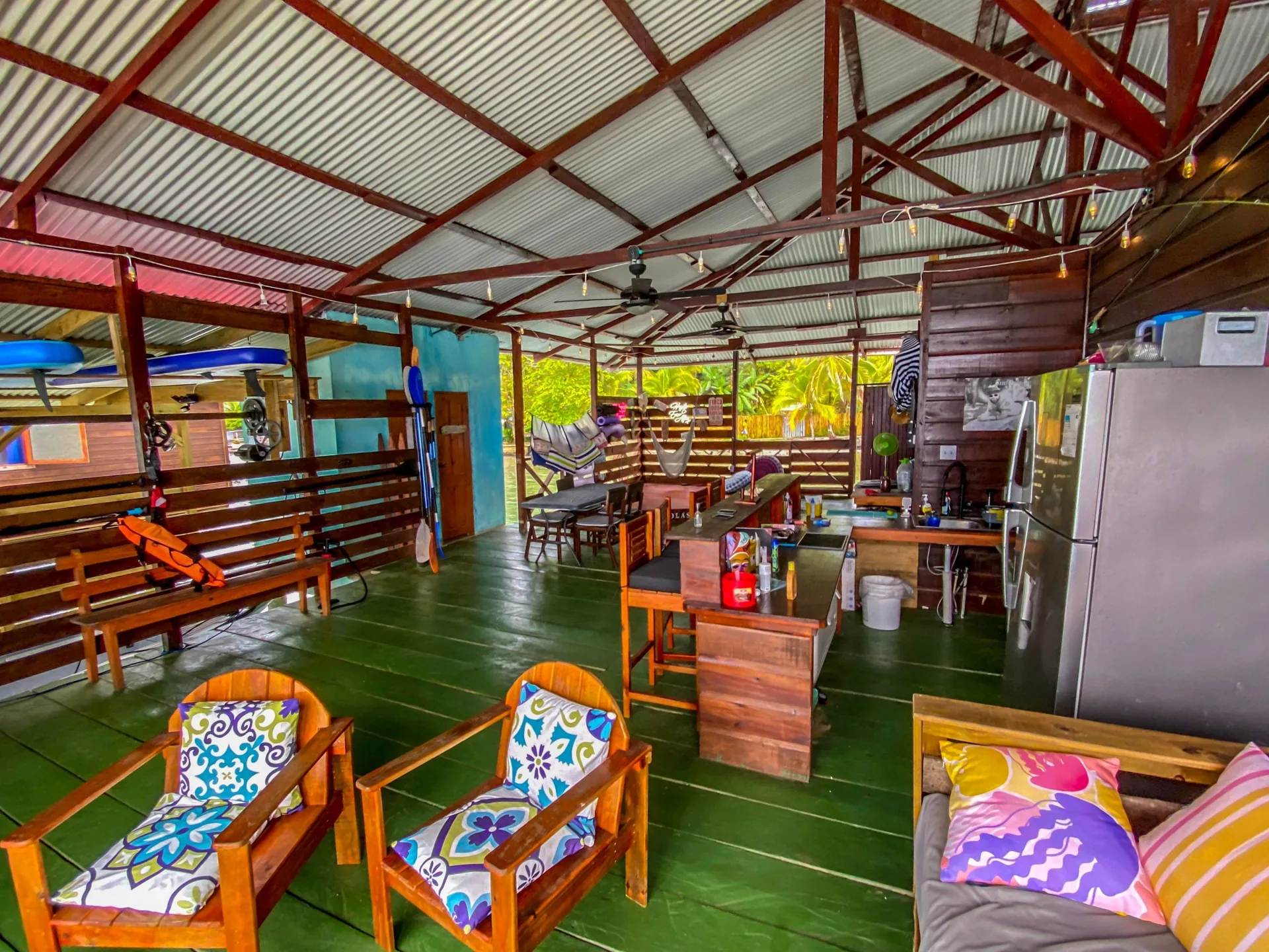 El Pelicano guest lounge on the dock